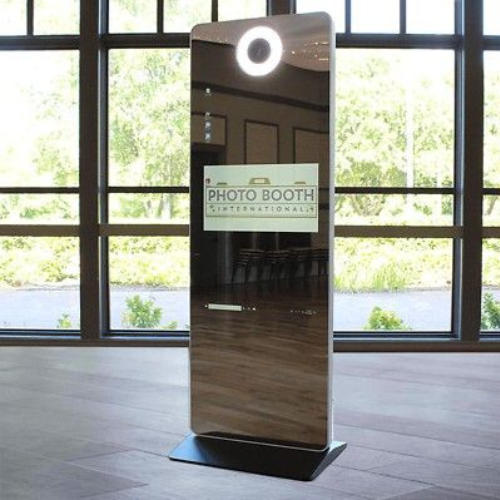 Pareja divirtiéndose en el fotomatón espejo de Brava Eventos con atrezzo y fotos ilimitadas en una boda en galicia