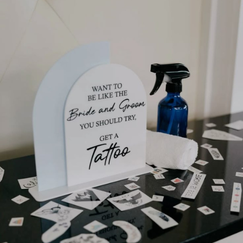 Invitados eligiendo tattoos personalizados en el Tattoo Corner de Brava Eventos