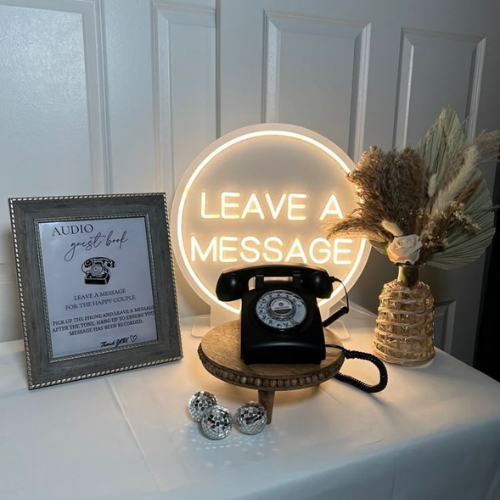 Invitada grabando un mensaje en el Audiolibro de Brava Eventos en una boda.