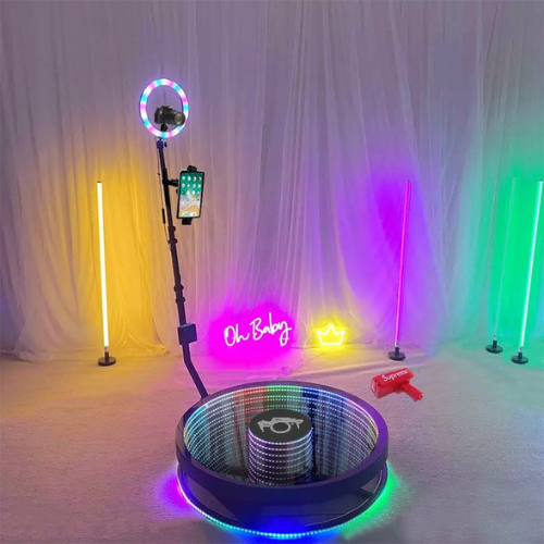 Invitados girando en la plataforma 360 de Brava Eventos, capturando videos épicos en slow motion en galicia, coruña